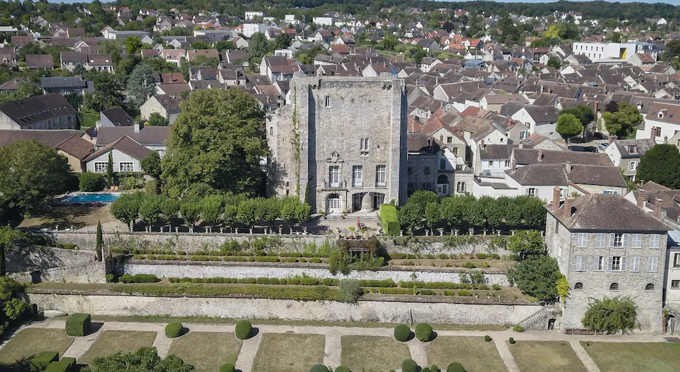 Donjon de Moret-sur-Loing, France
